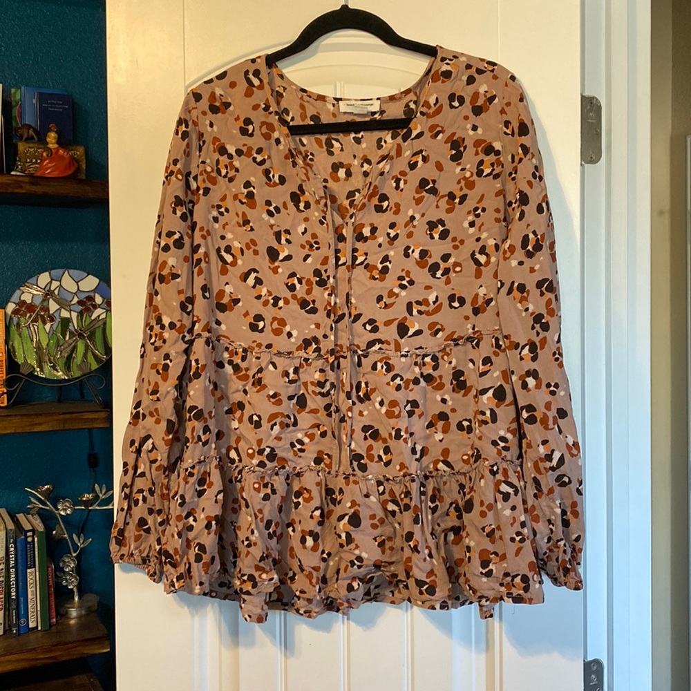 Twirly leopard print long sleeve top! Size XL!